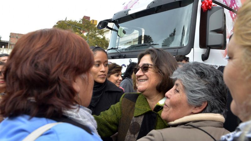La gobernadora entregó 15 combis y un camión para Educación