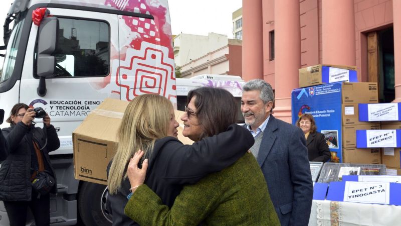 La gobernadora entregó 15 combis y un camión para Educación