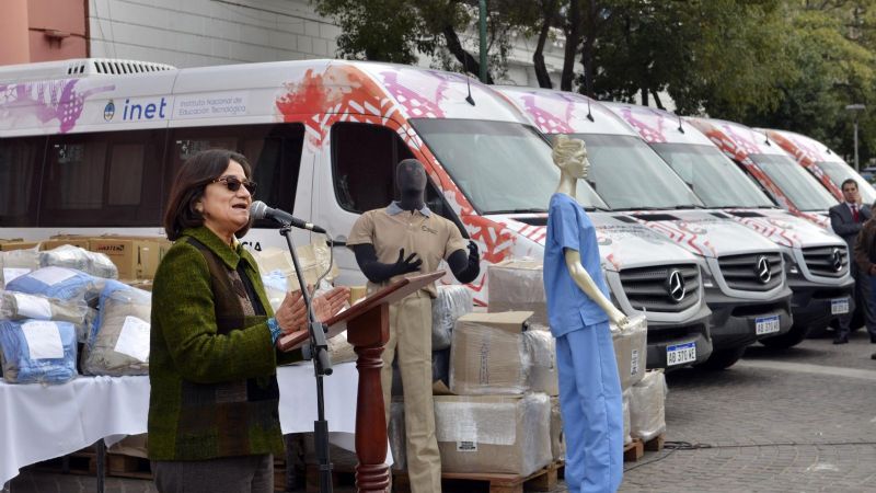 La gobernadora entregó 15 combis y un camión para Educación