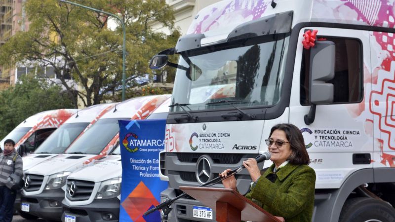 La gobernadora entregó 15 combis y un camión para Educación