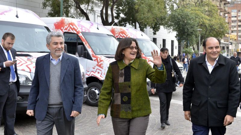 La gobernadora entregó 15 combis y un camión para Educación