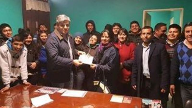 Entregan ayuda para viaje de egresados de Aconquija