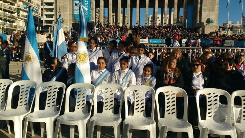 Alumnos de Apoyaco en la Promesa a la Bandera en Rosario