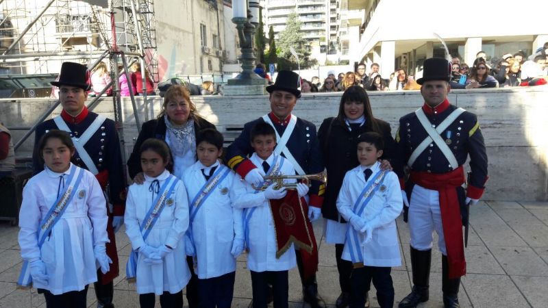 Alumnos de Apoyaco en la Promesa a la Bandera en Rosario
