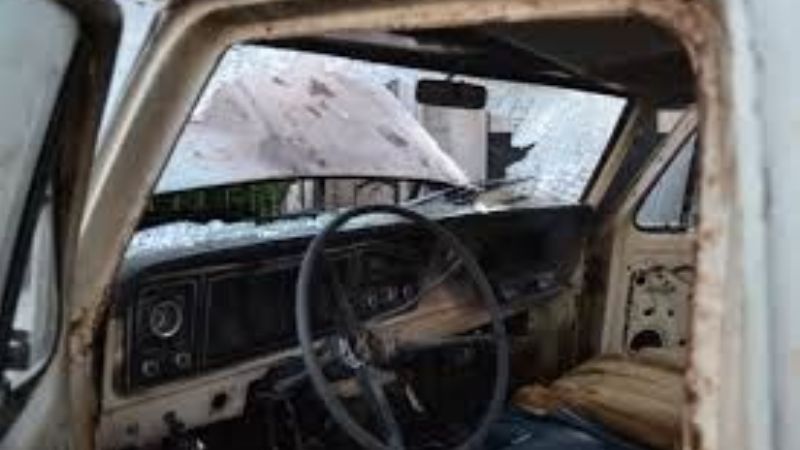 Chocó contra la tapia de una casa