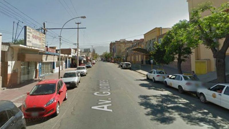 Auto chocó contra un colectivo estacionado