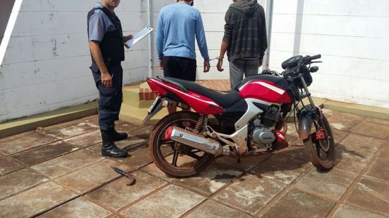 Llevaban una moto robada y fueron detenidos