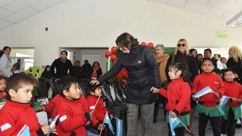 En el Día de la Bandera, Lucía inauguró edificio escolar en Hualfín