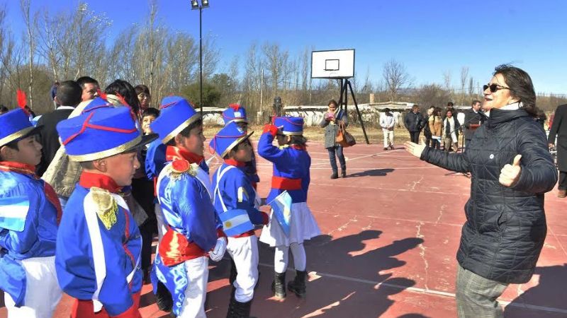 En el Día de la Bandera, Lucía inauguró edificio escolar en Hualfín
