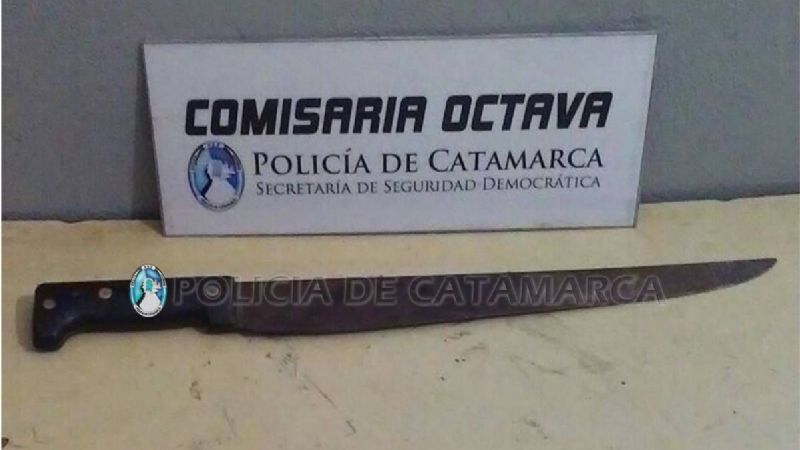 Detienen a ladrón que robó en un comercio con un machete