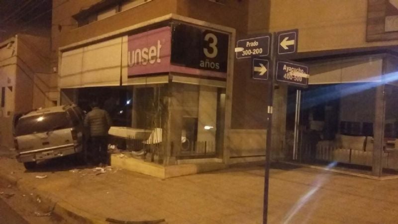 Espectacular choque en pleno centro