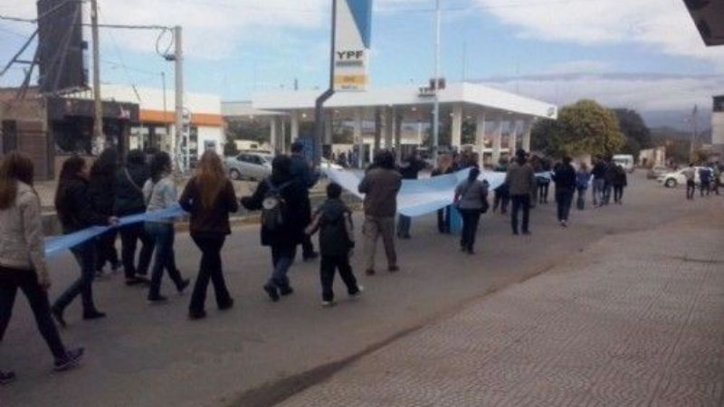 Sin respuestas, docentes chacareros cortan ruta 38