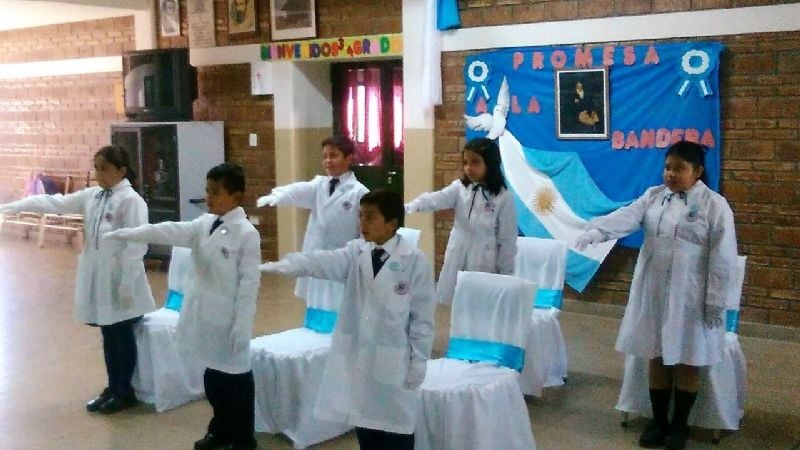 Alumnos de Las Esquinas juraron la bandera