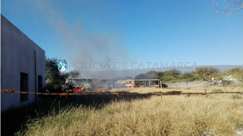 Se incendiaron dos colectivos de la empresa El Nene