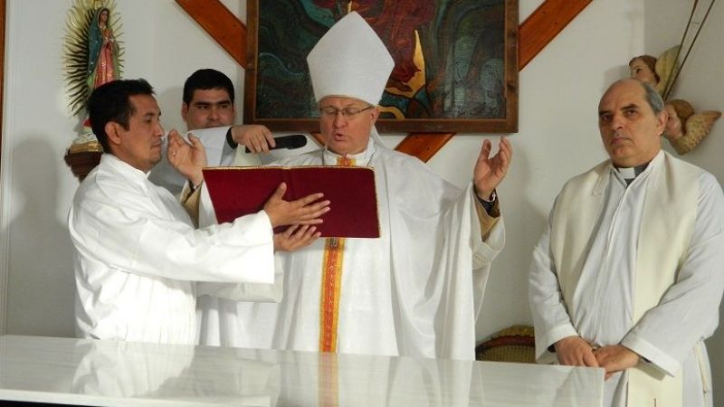 El Obispo consagró el altar y dedicó el nuevo templo del cementerio
