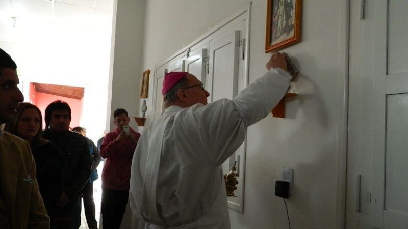 El Obispo consagró el altar y dedicó el nuevo templo del cementerio