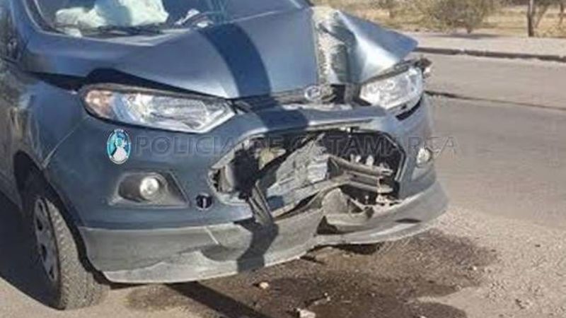 Joven herida tras chocar con un poste