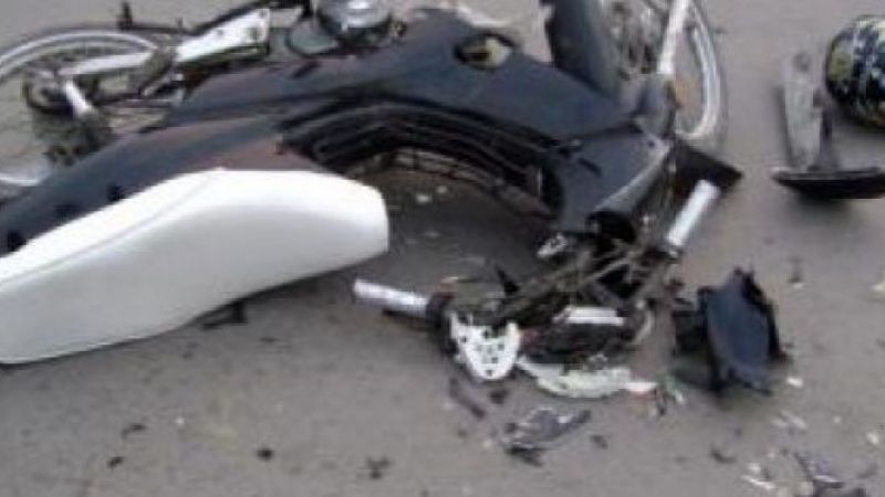 Chocaron un taxi y una moto