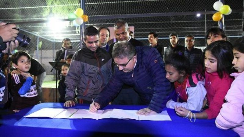 Jalil inauguró una canchita en La Viñita