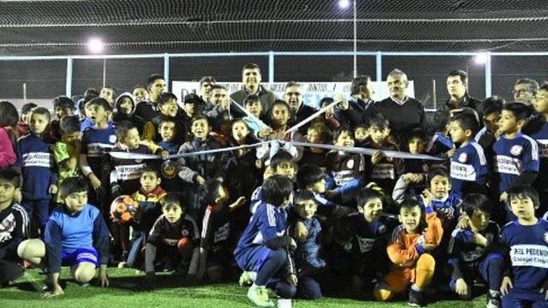 Jalil inauguró una canchita en La Viñita