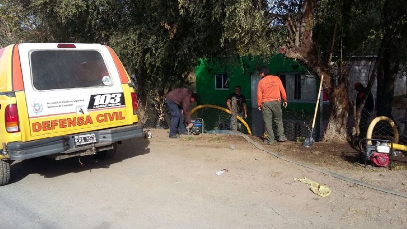 Defensa Civil auxilió a una familia tras inundarse su vivienda