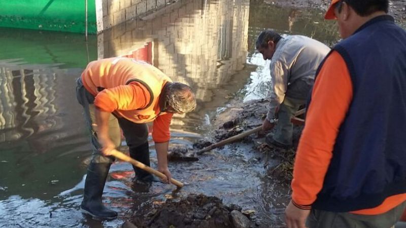 Defensa Civil auxilió a una familia tras inundarse su vivienda
