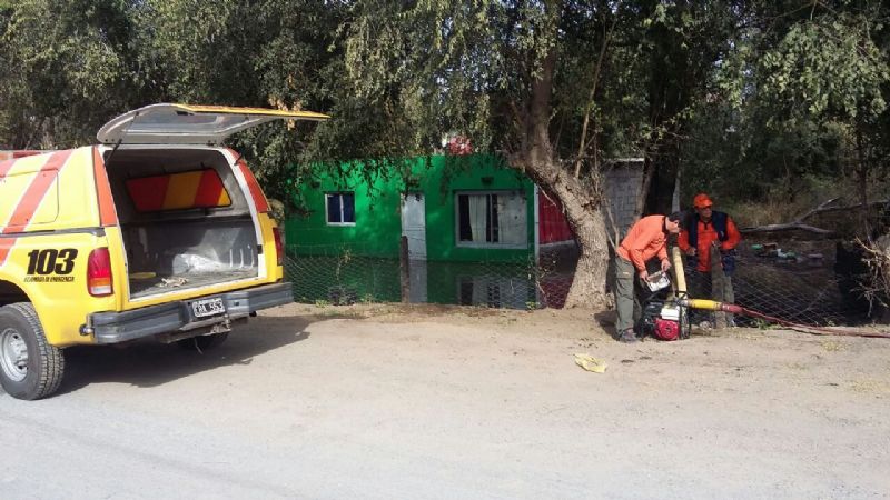 Defensa Civil auxilió a una familia tras inundarse su vivienda