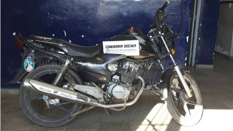 Aprehenden a un joven y recuperan una moto robada