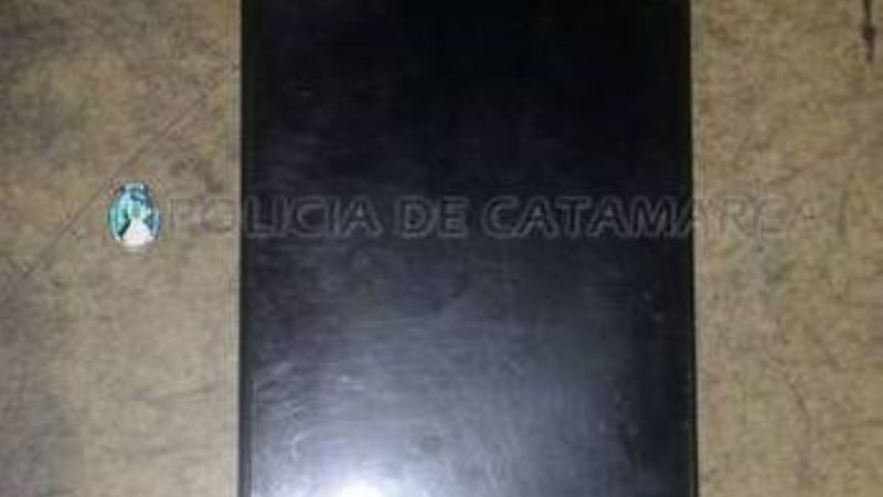 En pleno centro, los atraparon vendiendo un celular robado