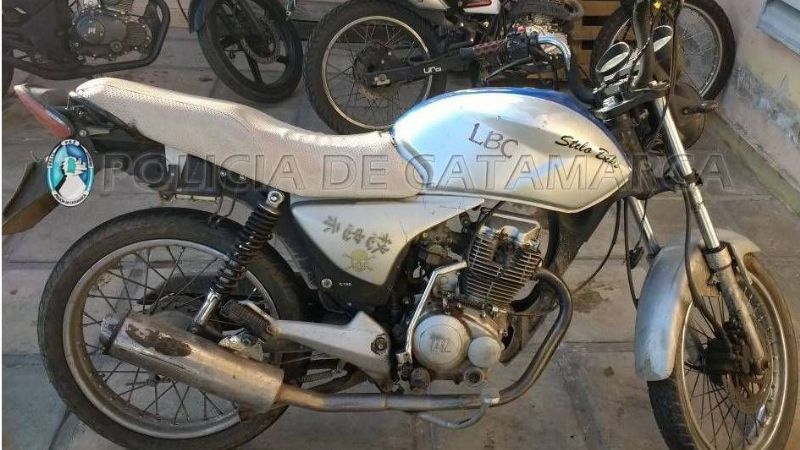 Arrestan a un joven cuando empujaba una moto