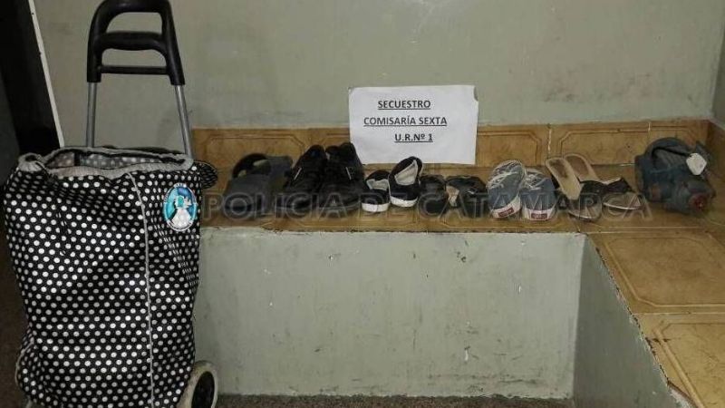 Joven transportaba en un carro ocho pares de zapatillas