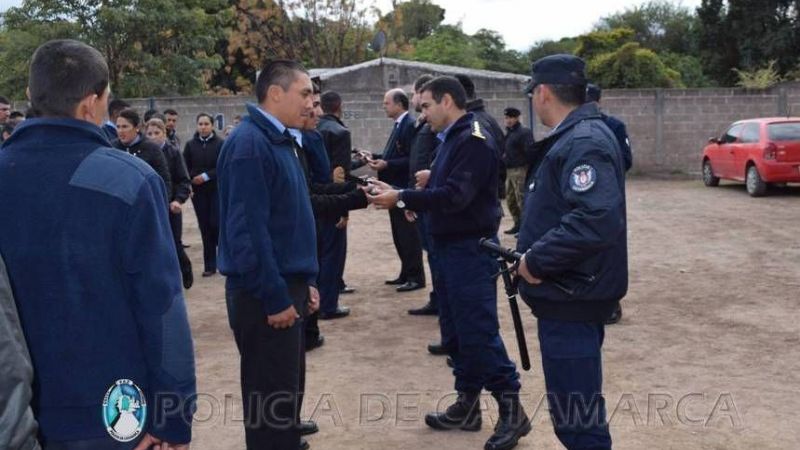 Entrega de equipamiento para aspirantes a agentes de la Policía