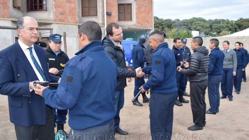 Entrega de equipamiento para aspirantes a agentes de la Policía