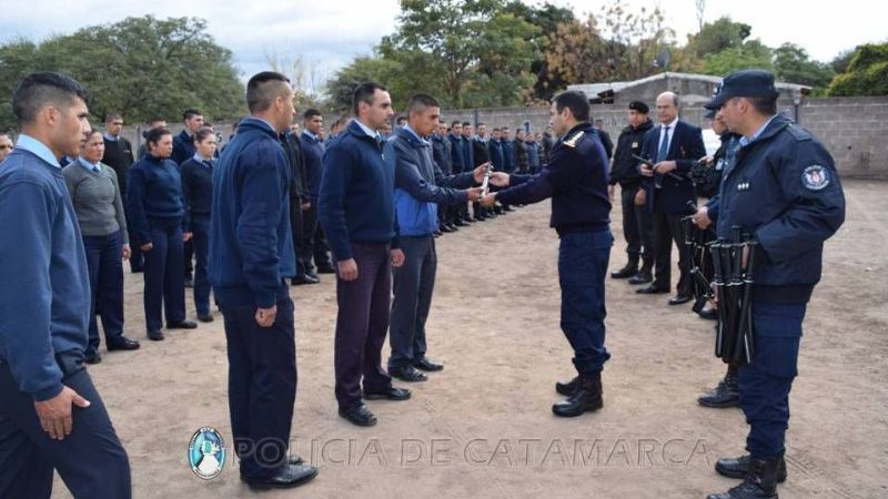 Entrega de equipamiento para aspirantes a agentes de la Policía