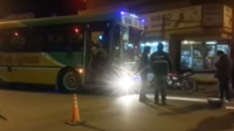 Murió un joven tras chocar contra un colectivo