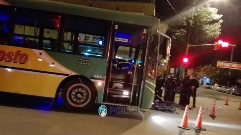 Murió un joven tras chocar contra un colectivo