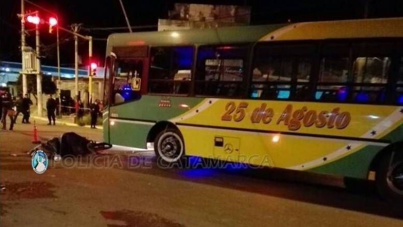 Murió un joven tras chocar contra un colectivo