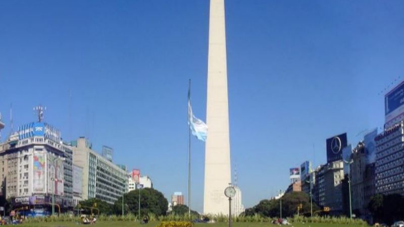 El obelisco se viste con poncho catamarqueño