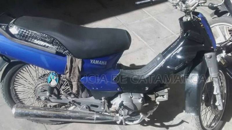 Arrestan a dos jóvenes violentos y secuestran una moto sin papeles