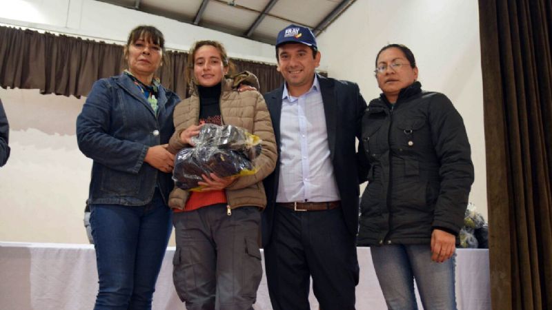 Entregan indumentaria de trabajo en FME