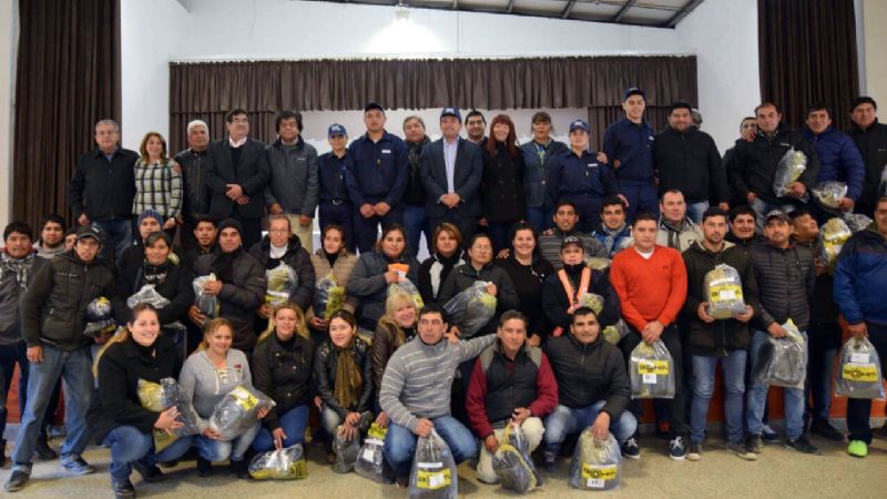 Entregan indumentaria de trabajo en FME