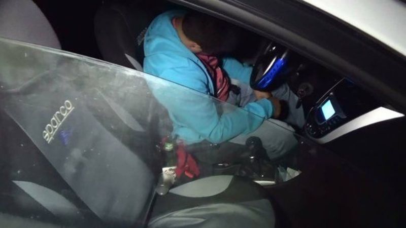 Ebrio, se quedó dormido en el auto