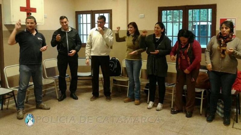 Personal policial se capacita en el lenguaje de señas