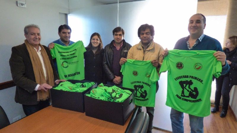 Entregaron remeras para la Maratón “Gran Desafío Cuesta de El Totoral”