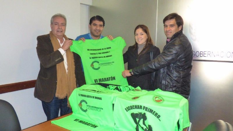 Entregaron remeras para la Maratón “Gran Desafío Cuesta de El Totoral”