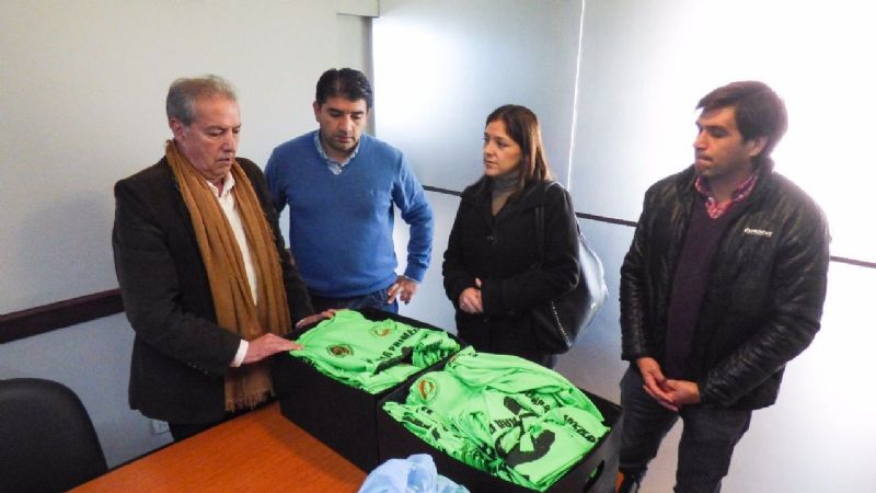 Entregaron remeras para la Maratón “Gran Desafío Cuesta de El Totoral”