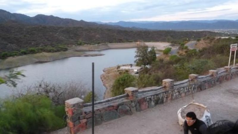 Una mujer se puso violenta con una policía