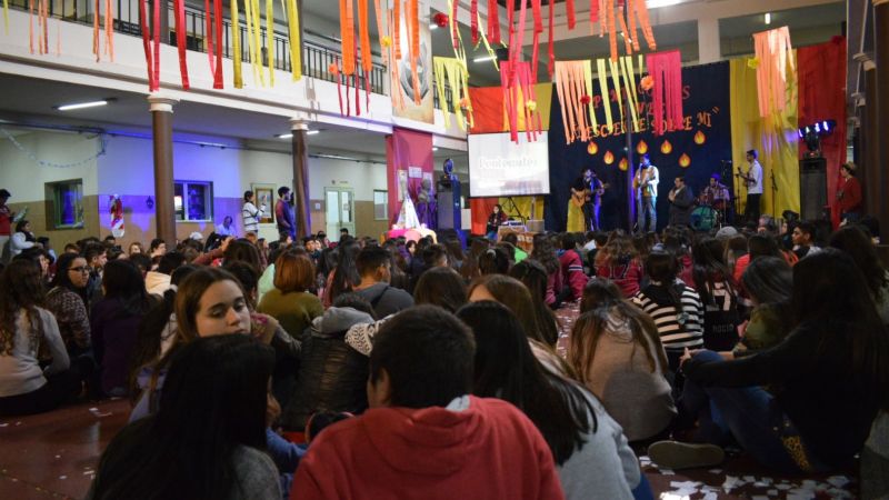 Cientos de participantes en el Pentecostés Joven