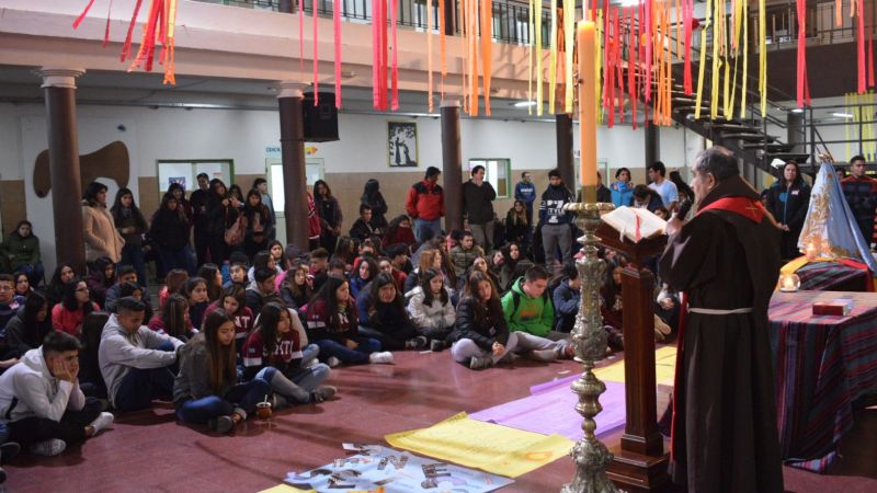 Cientos de participantes en el Pentecostés Joven