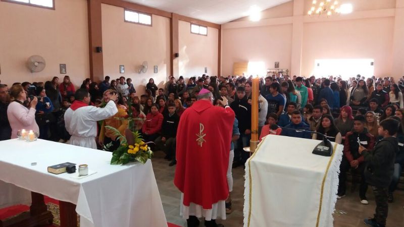 Confirmación de niños y jóvenes en la parroquia del Espíritu Santo